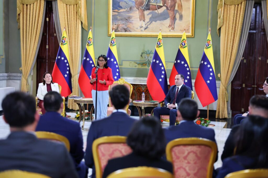 Venezuela suscribe acuerdos con la Corporación italia ENI