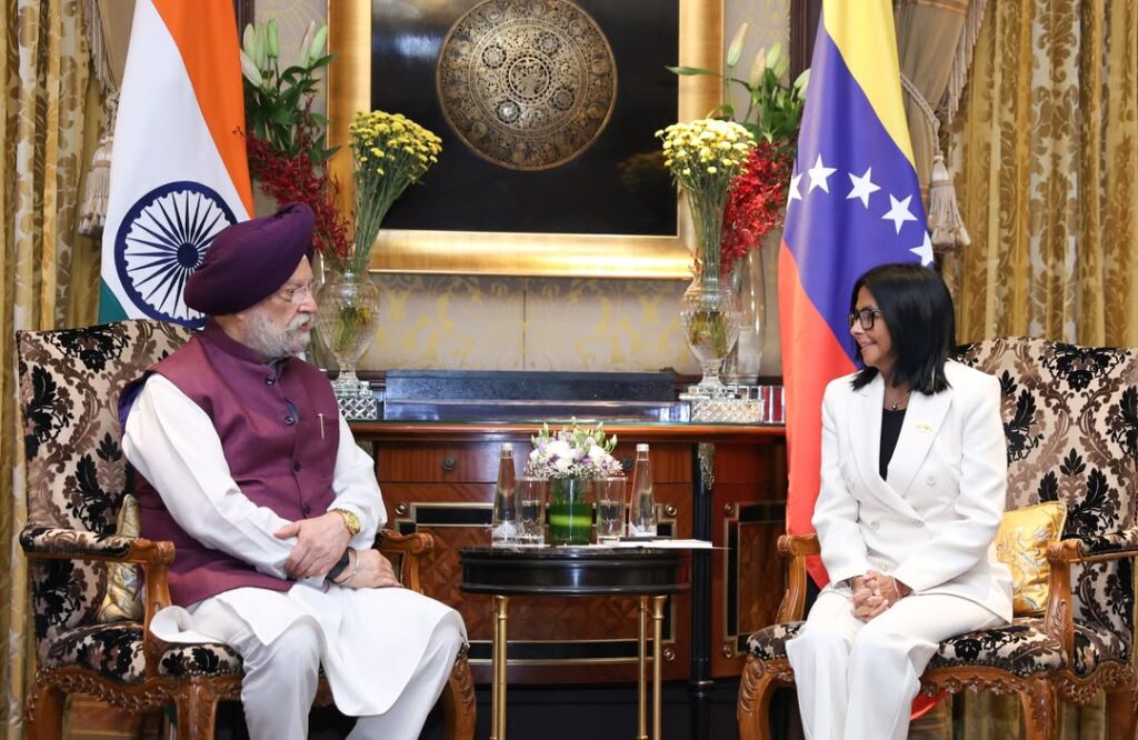 Presidenta (E) Delcy Rodríguez sostiene encuentro con el Ministro de Petróleo y Gas Natural de la India Hardeep Singh Puri