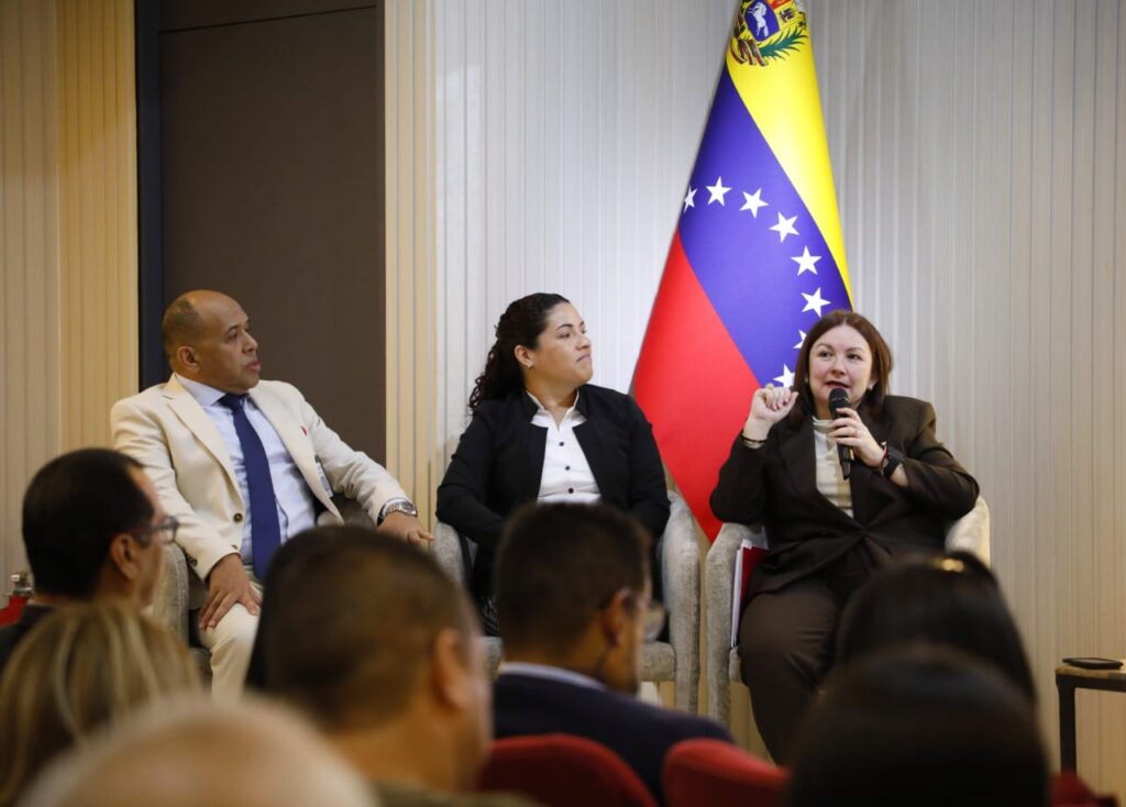 Ministra Paula Henao expone alcances del Reglamento de la Ley de Hidrocarburos a Empresas Mixtas